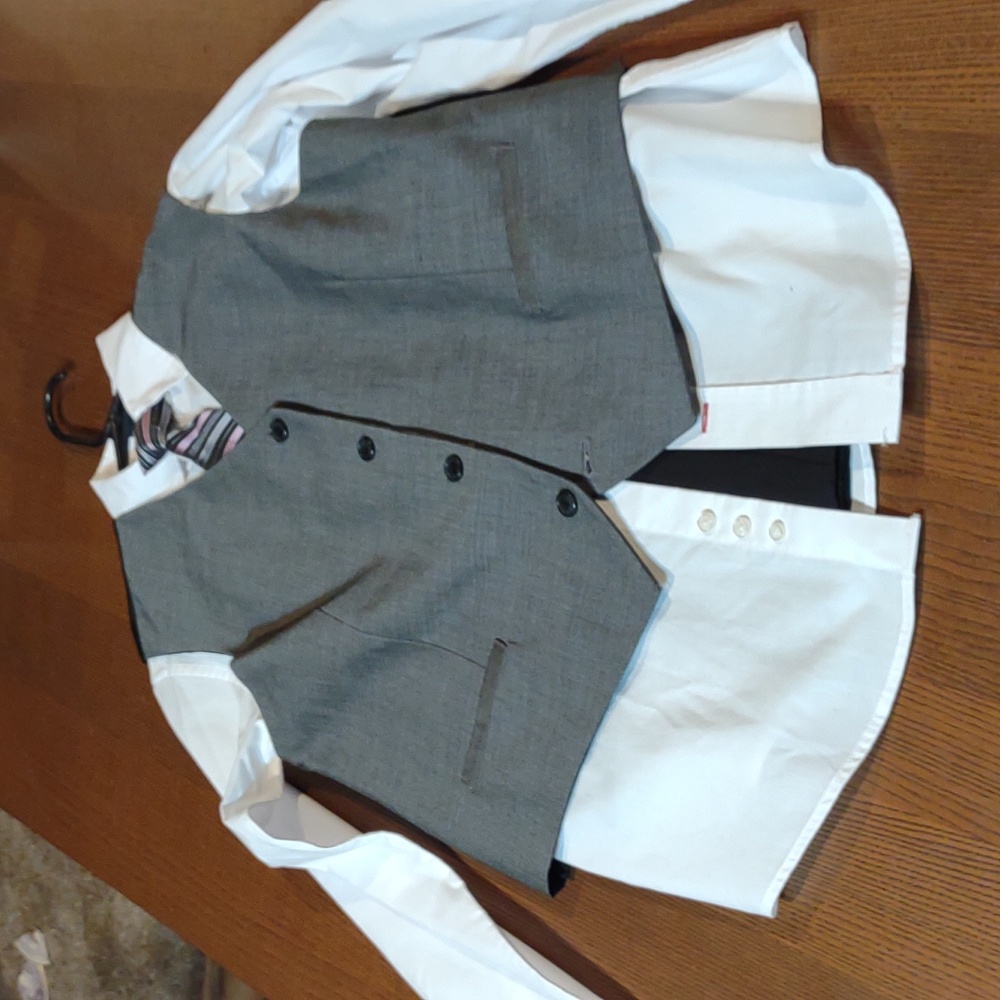 💋. NWOT Tommy Hilfiger Boys Dress Shirt Size 16.  Tossing in 👔 and 👖